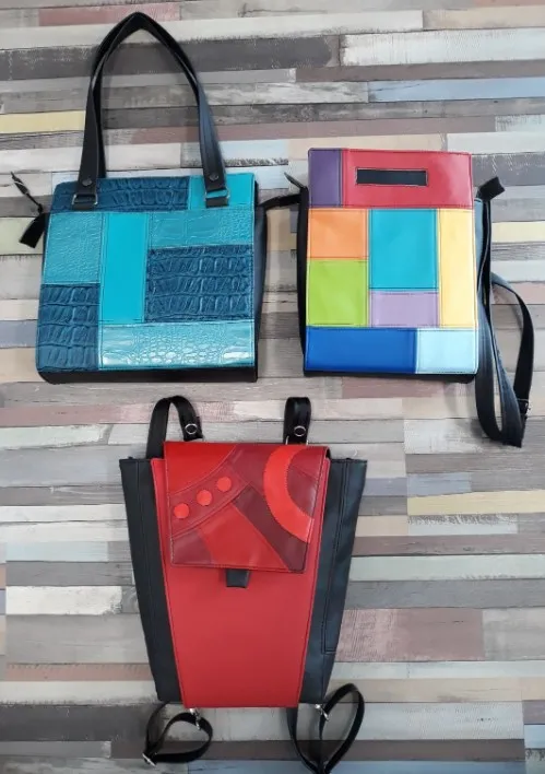 Drie tassen naast elkaar in turquoise, regenboog en rood-zwart